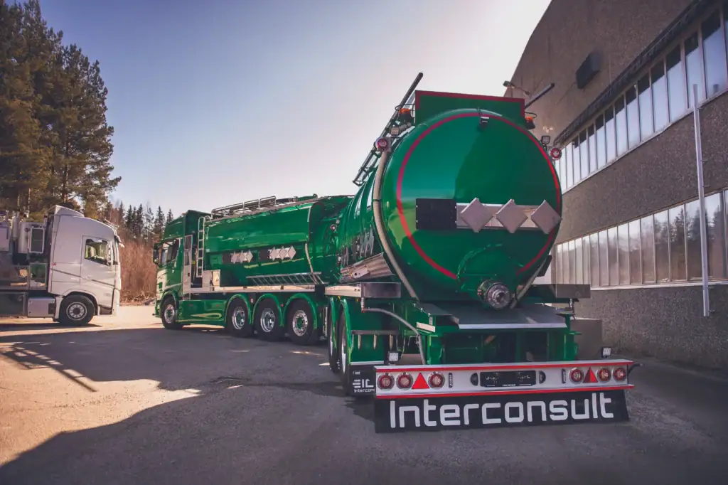 Tankbil for transport av farlig avfall eller kjemikalier.