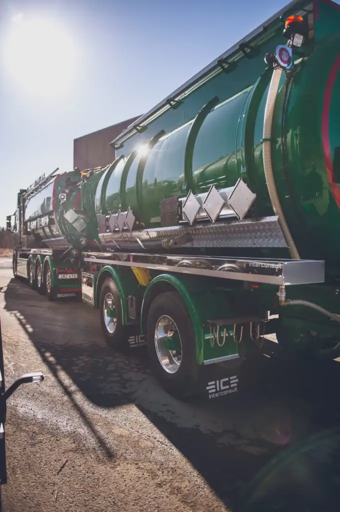 Tankbil på transport fra Interconsult Norge AS, spesialisert på sikkerhets- og miljøløsninger.