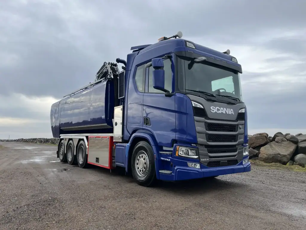 - Scania tankbil for industri og transport.