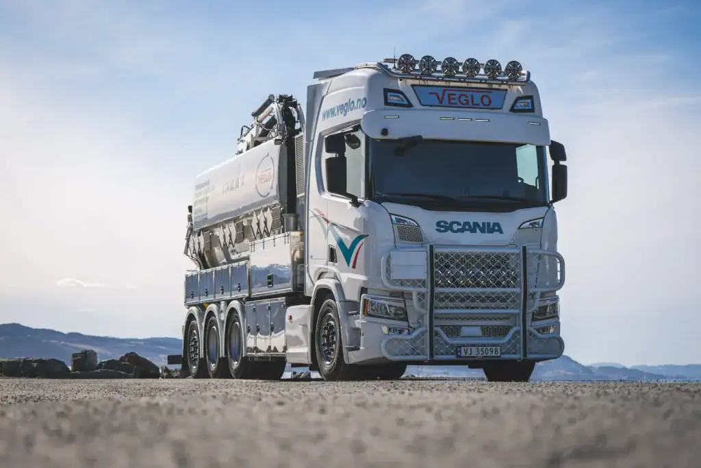 Kraftig vogn med kjøretøy og utstyr for industriell transport og tjenester.