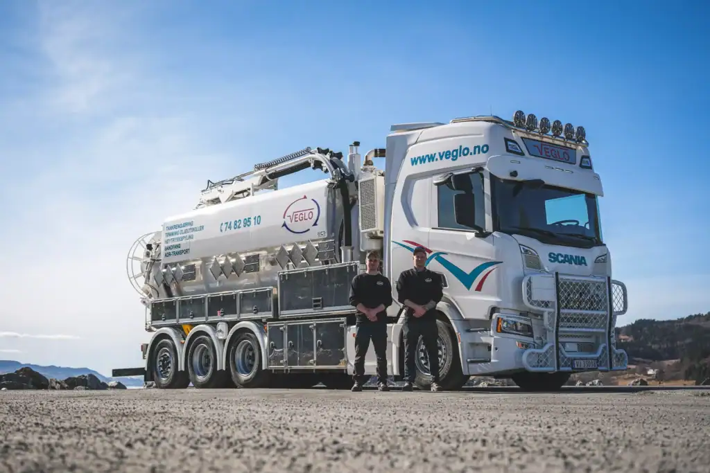Tankbil med avløpspumpere og tanker til avløpshåndtering.