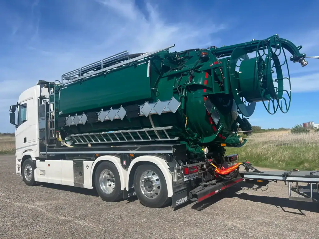 Miljøvennlig avløpsbil med avansert rensesystem og hydraulisk utstyr.