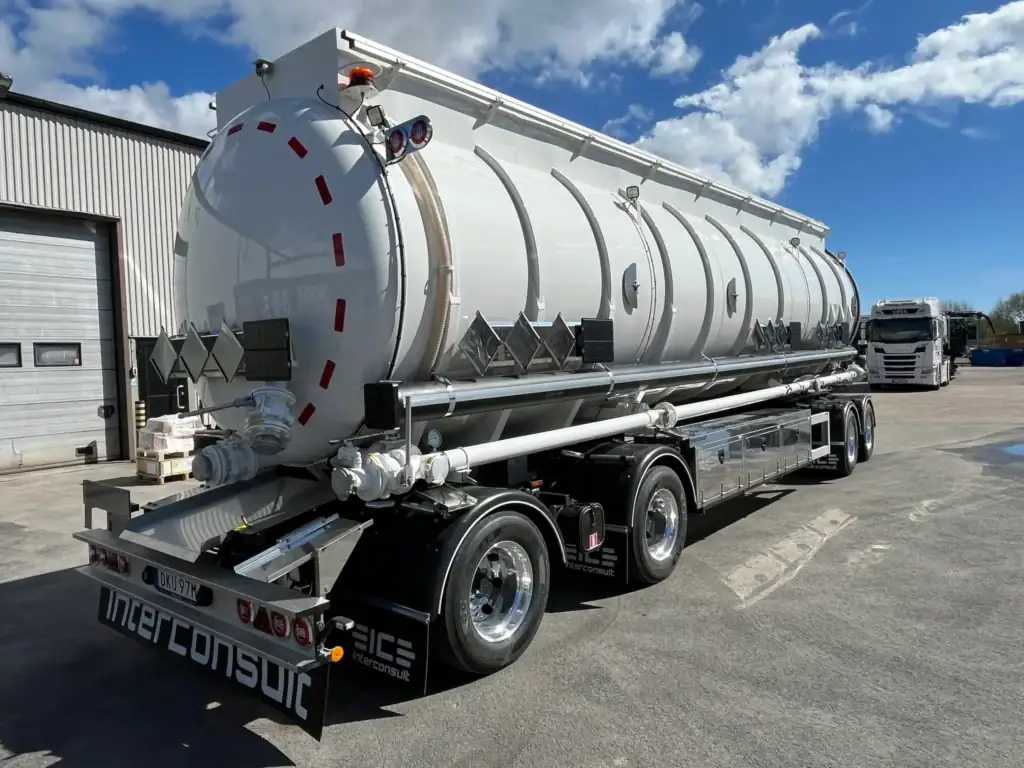 Tankerbil godkjent for farlig gods transport.