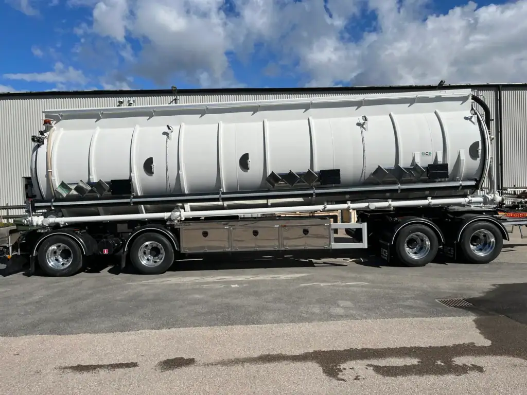 Identifiseringsplate for tankbil, transport av farlig væske, IBC tanks, sikker kjøring, industri.