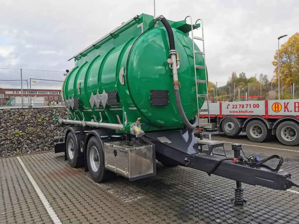 Reservetank på trailer for transport av væskeøvrige, industri og vannbehandling.