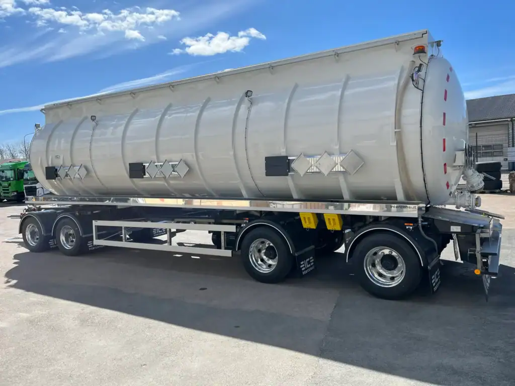 Tankbil for farlig gods, spesialisert transportløsning.