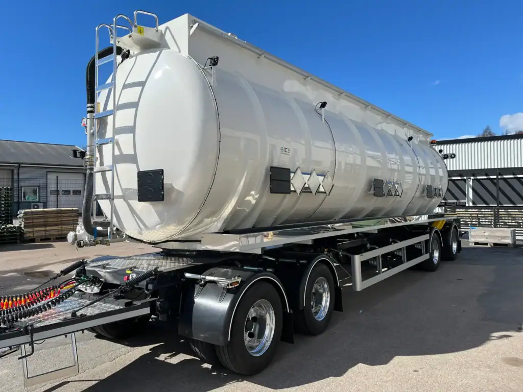 Tankbil med hygienisk transport av væsker for industri og næringsliv.