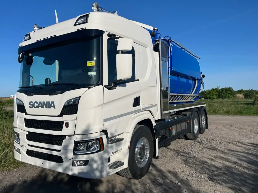 Skogstraktor med vannkammer for avfallshåndtering.