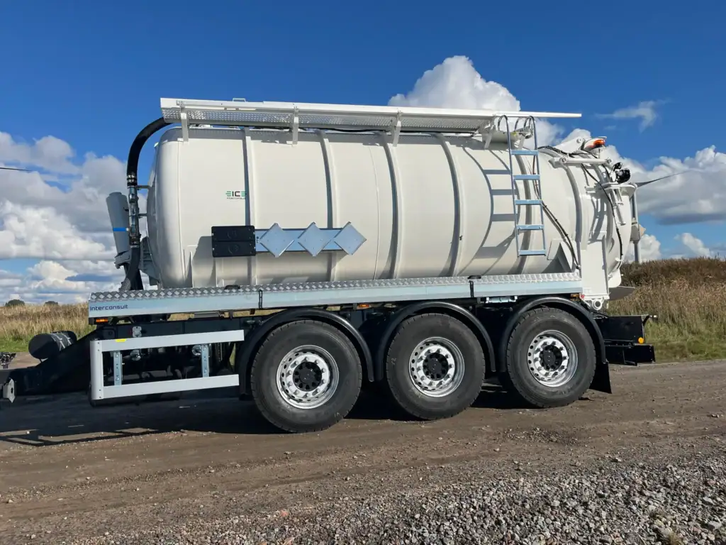 Miljøvennlig tankbil for sanitærløsninger og spesialtransport.